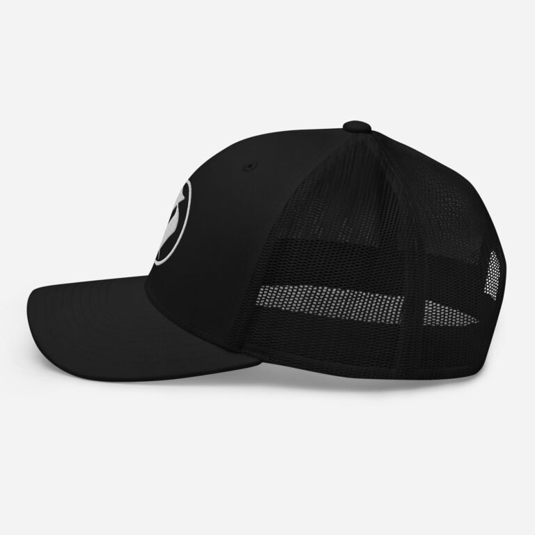 Gorra negra estilo trucker obsett classic bordado vista izquierda (Logo blanco)